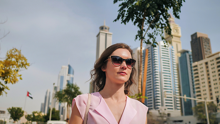 포토 JPG 해외이미지 백인 라이프스타일 여자 도로 로우앵글 여행 백그라운드 비즈니스 건축양식 하늘 휴가 새로움 한명 서기 사람 야외 건물 여름 금융 스마트폰 도시풍경 사무실 뷰티 여행객 걷기 탑 고층빌딩 산책 도시 센터 도심 큼 지역 밀짚 두바이 랜드마크 해외202309 해외포토 서양인 1 건축물 계절 건축 길 뷰포인트 컨셉 교통시설 모션 휴식 풍경 빌딩 생활 경제 핸드폰 스마트기기 짚 크기 아랍에미리트 파일형식