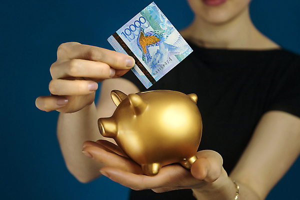 포토 JPG 해외이미지 컨셉 지폐 돈 한명 금융 상자 저축 돼지저금통 저금통 지갑 황금 심볼 사인 투자 위기 카자흐스탄 해외202309 해외포토 1 아시아 비즈니스 사람 경제 재산 파일형식