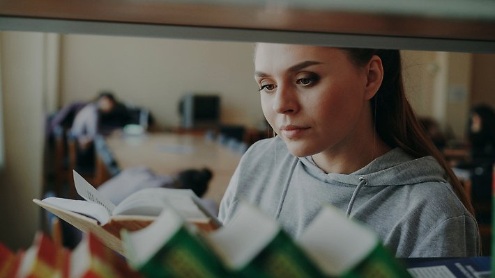 포토 JPG 해외이미지 백인 학생 응시 여자 교육 행복 학교 책장 한명 서기 미소 10대 책 학습 독서 뷰티 시험 정보 잡기 도서관 스마트 검색 교과서 준비 대학교 문학 배려 지능 해외202309 해외포토 서양인 1 시선 감정 가구 컨셉 모션 청소년 교재 표정 사람 파일형식