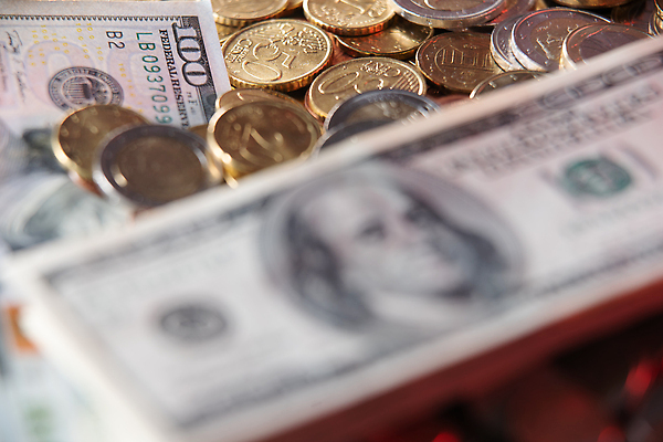 포토 JPG 해외이미지 1 유럽 종이 컨셉 지폐 돈 비즈니스 사람없음 초록색 금융 경제 쇼핑 쌓기 달러 동전 쪽지 미국 저축 유로 시장 투자 상업 결제 가치 계산서 대출 대통령 수입 해외202309 해외포토 나라 컬러 북아메리카 모션 재산 파일형식