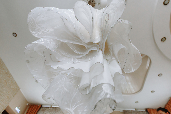 포토 JPG 해외이미지 전통 디자인 드레스 옷 결혼 결혼식 매달리기 사람없음 내부 빛 뷰티 유행 방 흰색 축하 가운 고급 우아함 옷걸이 천 준비 질감 상아 스타일 해외202309 해외포토 레이스천 컬러 컨셉 모션 이벤트 직물 파일형식