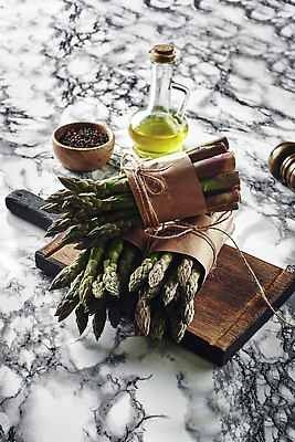 포토 JPG 해외이미지 도마 사람없음 올리브오일 묶기 아스파라거스 대리석 노끈 해외202309 해외포토 줄 채소 재료 모션 주방용품 기름_음식 파일형식