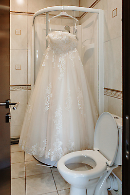 포토 JPG 해외이미지 라이프스타일 디자인 드레스 여자 벽 결혼 백그라운드 가족 결혼식 아침 주택 함께함 매달리기 사랑 성인 사람없음 내부 물 빛 뷰티 유행 목욕 청결 방 낭만 욕실 흰색 축하 빨래 사물함 싱크대 수도꼭지 변기통 샤워실 스타일 해외202309 해외포토 주간 자연요소 옷 감정 컬러 컨셉 가사 관계 모션 사람 이벤트 건물 생활 위생 개수대 샤워시설 파일형식