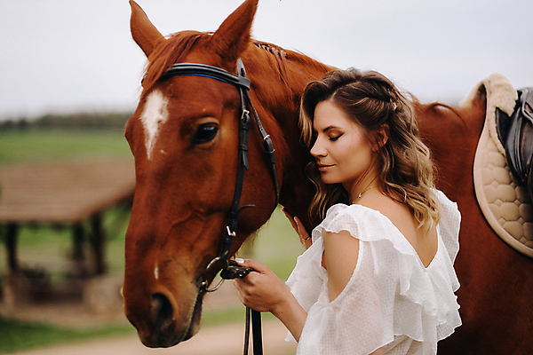 포토 JPG 해외이미지 드레스 여자 한명 상반신 성인 야외 옆모습 눈감음 잡기 말_동물 승마 성인여자한명만 해외202309 해외포토 1 옷 스포츠 뷰포인트 포유류 모션 사람 여자한명만 성인여자만 파일형식