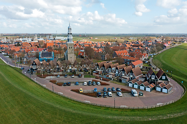 포토 JPG 해외이미지 전통 유럽 호수 여행 건축양식 자연 주택 안테나 풍경 사람없음 야외 건물 물 도시풍경 교회 마을 탑 시골 도시 중세 역사 네덜란드 지역 타운 드론 옛날 조감도 해외202309 해외포토 자연요소 건축물 건축 나라 통신 종교건축 생태계 파일형식