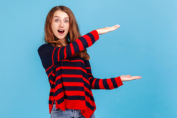 포토 JPG 해외이미지 스튜디오촬영 백인 손 응시 여자 감정 얼굴 실내 한명 미소 사람 손짓 우주 희망 놀람 표현 큼 질문 심볼 측정 눈금 파란배경 치수 충격 보여주기 순위 고립 카피스페이스 필요 해외202309 해외포토 서양인 1 시선 백그라운드 컨셉 모션 표정 내부 신체부위 파란색 공백 크기 파일형식