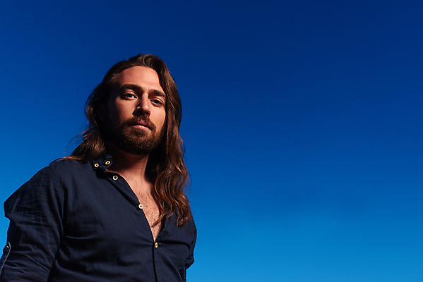 포토 JPG 해외이미지 백인 1 라이프스타일 기독교 종교 얼굴 컬러 하늘 부활절 창조 이야기 한명 사람 파란색 빛 유행 평화 카메라 믿음 성경 희망 황혼 일몰 기도 예수 배우 사진사 심볼 열정 신성 커뮤니티 천국 복음 신앙심 카피스페이스 해외202309 해외포토 서양인 기념일 감정 컨셉 종교용품 생활 신체부위 전자제품 노을 공백 신_종교 작가 연예인 파일형식