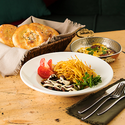 포토 JPG 해외이미지 접시 음식 부분 탁자 치즈 감자 샌드위치 요리 사람없음 식당 식사 저녁식사 소고기 신선 준비 점심식사 마카로니 무생채 맛있는 해외202309 해외포토 식기 가구 채소 유제품 육류 상점 파스타면 파일형식