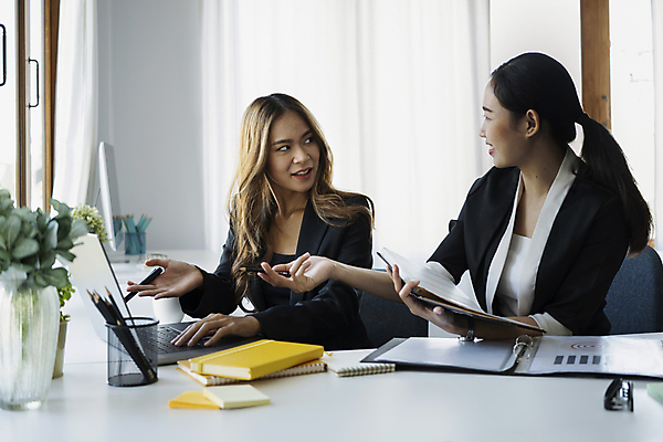 포토 JPG 해외이미지 여자 들기 앉기 상반신 성인 두명 옆모습 노트북 사무실 마주보기 공책 비즈니스우먼 스마트 책상 성인여자만 해외202309 해외포토 뷰포인트 가구 컨셉 비즈니스 모션 문구용품 사람 전자제품 직장인 여자만 성인만 파일형식
