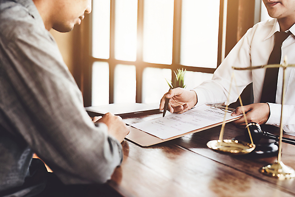 포토 JPG 해외이미지 남자 비즈니스 저울 앉기 상반신 성인 두명 사무실 펜 법률가 책상 상담 문서 법 의사봉 변호사 성인남자만 해외202309 해외포토 직업 가구 모션 사람 필기구 남자만 성인만 파일형식