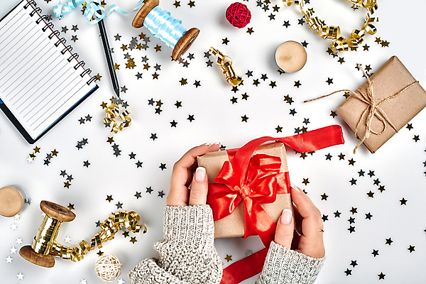 포토 JPG 해외이미지 손 별 리본 크리스마스 초 신체부위 선물상자 펜 공책 축하 황금 흰배경 색종이 해외202309 해외포토 자연요소 기념일 종이 백그라운드 컨셉 문구용품 선물 사람 상자 필기구 흰색 파일형식