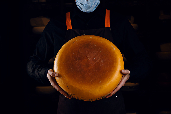 포토 JPG 해외이미지 전통 산업 음식 여행 농업 다이어트 공장 치즈 선반 가면 사람없음 목재 농장 노란색 머리 상점 식사 우유 신선 바퀴 원형 소 시장 맛 제조 상품 주식 먹이 먹기 창고 네덜란드 레시피 수납 단백질 방법 숙성 코로나바이러스 해외202309 해외포토 도형 나무 유럽 컬러 가구 컨셉 재료 포유류 공업 모션 유제품 건강 신체부위 금융 바이러스 영양소 파일형식