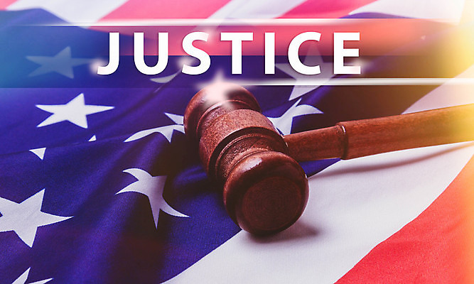 포토 JPG 해외이미지 문장 백그라운드 컨셉 사람없음 목재 미국 깃발 방어 망치 법 시스템 의사봉 재판 법관 질서 공정 변호사 고발 법정 천진난만 해외202309 해외포토 나무 직업 문자 북아메리카 재료 어류 공구 예절 법률가 파일형식