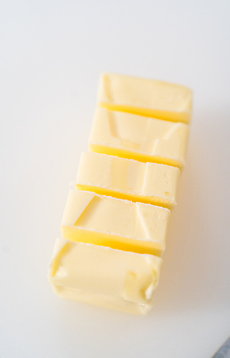 포토 JPG 해외이미지 조각 도마 요리 사람없음 노란색 준비 슬라이스 만들기 버터 해외202309 해외포토 컬러 모션 주방용품 파일형식