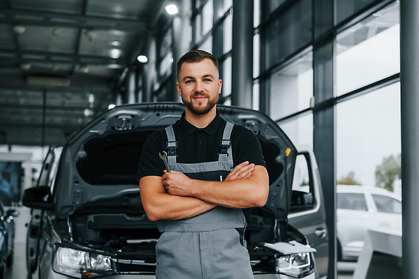 포토 JPG 해외이미지 남자 자동차 한명 상반신 성인 앞모습 팔짱 작업 기술자 열정 정비공 자동차정비 정비소 성인남자한명만 해외202309 해외포토 직업 1 감정 육상교통 뷰포인트 모션 사람 수리 남자한명만 성인남자만 파일형식
