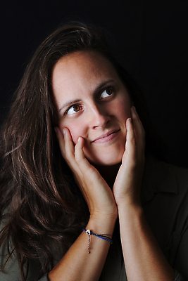 포토 JPG 해외이미지 모델 라이프스타일 여자 감정 얼굴 생각 검은배경 갈색머리 표정 한명 미소 사람 성인 앞모습 뷰티 머리 귀여움 검은색 놀람 꿈 표현 닫기 선택 만족 몽환 해외202309 해외포토 1 헤어스타일 뷰포인트 컬러 백그라운드 컨셉 모션 생활 신체부위 파일형식