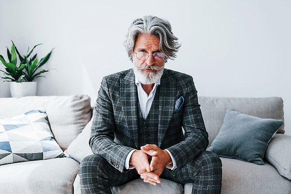 포토 JPG 해외이미지 할아버지 노년 남자 비즈니스 수염 실내 한명 정장 앞모습 비즈니스맨 우아함 노인남자한명만 해외202309 해외포토 1 옷 뷰포인트 컨셉 사람 성인 내부 직장인 남자한명만 노인남자만 파일형식