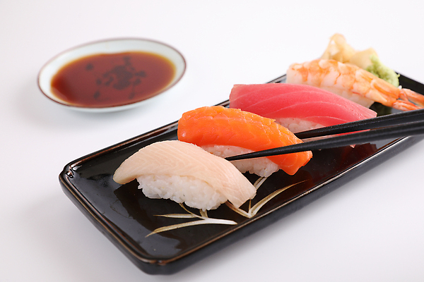 포토 JPG 해외이미지 접시 젓가락 사람없음 일본 초밥 회 신선 날것 간장 종지 해외202309 해외포토 그릇 식기 아시아 음식 수저 양념 일본음식 파일형식