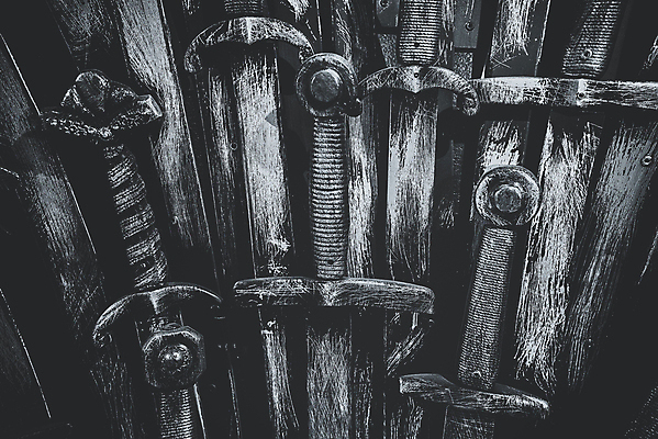 포토 JPG 해외이미지 계절 무기 얼굴 백그라운드 경비 사람없음 빨간색 빛 어둠 골동품 게임 바위 흰색 칼날 중세 칼 검 중앙 보호 은색 왕 철 싸움 전쟁 날카로움 공상 영웅 병정 전사 명예 대각선 갑옷 단검 고립 철강 토너먼트 해외202309 해외포토 선 컬러 컨셉 모션 놀이 안전 신체부위 돌_바위 역사 보호장비 파일형식