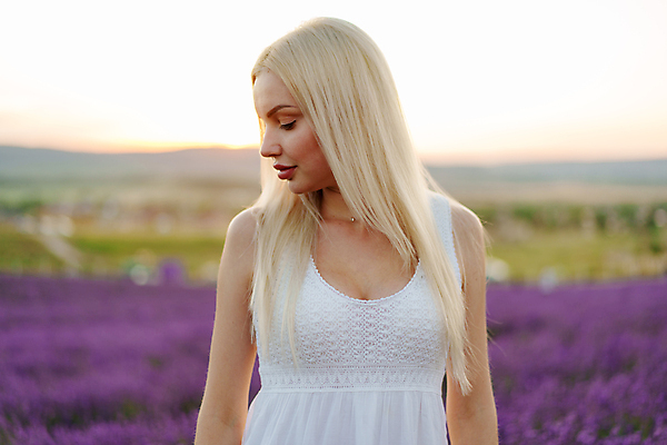 포토 JPG 해외이미지 여자 꽃밭 한명 성인 야외 옆모습 금발 눈감음 일몰 라벤더 프로방스 성인여자한명만 해외202309 해외포토 1 헤어스타일 꽃 뷰포인트 모션 사람 노을 허브 여자한명만 성인여자만 파일형식