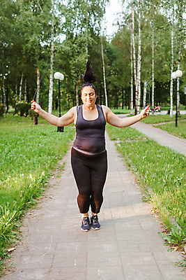 포토 JPG 해외이미지 백인 라이프스타일 웰빙 여자 스포츠 포즈 신체 다이어트 요가 자연 갈색머리 건강 한명 야외 운동 숫자 에너지 몸무게 비만 집중 연습 명상 긍정 치수 바디케어 필라테스 아사나자세 해외202309 해외포토 서양인 문자 1 헤어스타일 컨셉 사람 생활 요가자세 몸매 생태계 파일형식