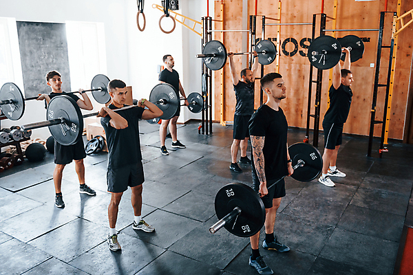 포토 JPG 해외이미지 전신 남자 들기 여러명 성인 옆모습 운동기구 헬스 힘 헬스장 역기 웨이트트레이닝 근육질 성인남자만 들어올리기 크로스핏 데드리프트 해외202309 해외포토 뷰포인트 다수 모션 근육 사람 운동 몸매 남자만 성인만 파일형식 운동자세