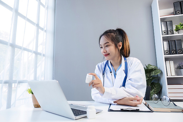 포토 JPG 해외이미지 응시 여자 안경 청진기 책장 한명 들기 앉기 상반신 성인 옆모습 책 노트북 사무실 진료 의사 약병 책상 처방 서류판 성인여자한명만 해외202309 해외포토 1 시선 잡화 뷰포인트 가구 비즈니스 의학 의료기기 모션 사람 전자제품 약 사무용품 의료진 병_담는 여자한명만 성인여자만 파일형식