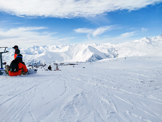 포토 JPG 해외이미지 라이프스타일 배너 계절 스포츠 여행 포즈 겨울 가족 자연 하늘 휴가 스키 산 파노라마 사람 경사 성인 사람없음 야외 파란색 태양 산책 장비 흰색 스노우보드 역 휴양지 리프트 스노우보더 선로 조지아 해외202309 해외포토 자연요소 컬러 관계 교통시설 겨울스포츠 휴식 운동선수 촬영기법 생활 장소 보드_스포츠 생태계 동유럽 파일형식