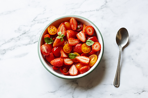 포토 JPG 해외이미지 접시 계절 음식 컬러 잎 토마토 채소 오렌지 과일 재료 부분 탁자 딸기 휴가 디저트 서브 요리 사람없음 빨간색 초록색 빛 컬러풀 노란색 주방 숟가락 샐러드 추위 수확 사발 혼합 자르기 유기농 심플 레시피 바질 내추럴 바이오 쉬운 플랫레이 해외202309 해외포토 식물 식기 웰빙 가구 농업 모션 수저 사기그릇 플랫 파일형식