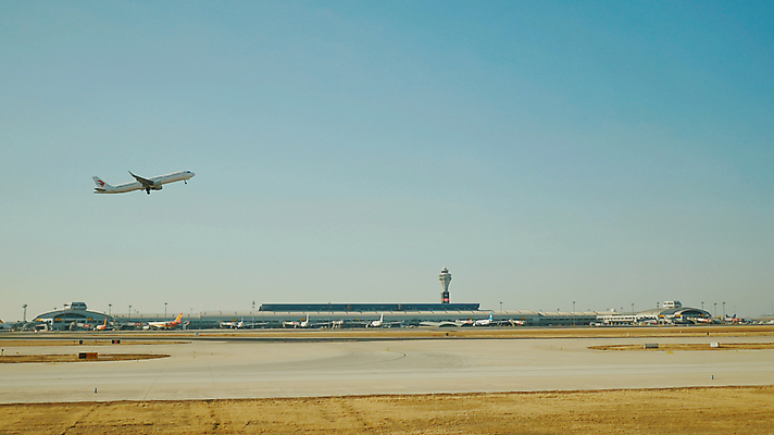 포토 JPG 해외이미지 여행 교통시설 하늘 휴가 비행기 사람없음 파란색 숫자 3D 축제 미국 힘 화물 흰색 공항 땅 항공 속도 출발 상승 베이징 활주로 제트기 이륙 엔진 대패 두바이 해외202309 해외포토 문자 길 컬러 교통 컨셉 북아메리카 항공교통 대중교통 중국 운송업 디지털합성 시설 아랍에미리트 파일형식