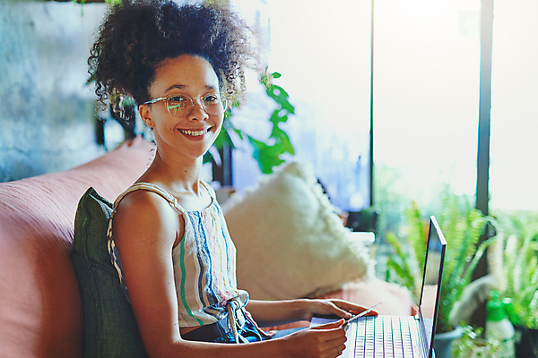 포토 JPG 해외이미지 직업 라이프스타일 여자 인터넷 비즈니스 청소년 아파트 주택 갈색머리 한명 사람 20대 성인 노트북 쇼핑 컴퓨터 소파 알약 디지털 잡기 비즈니스우먼 신용카드 구매 계획 연결 무선전화기 와이파이 결제 질서 온라인 남아프리카 예산 여자한명만 블랙프라이데이 해외202309 해외포토 1 헤어스타일 컨셉 의자 모션 아프리카 데이이벤트 청년 건물 생활 금융 전자제품 약 예절 직장인 전화기 무선인터넷 여자만 파일형식