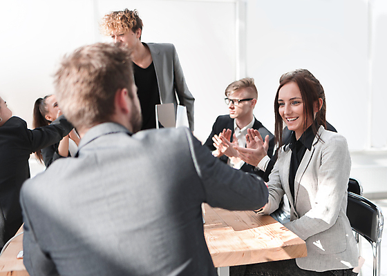 포토 JPG 해외이미지 직업 라이프스타일 컨셉 비즈니스 통신 유리 성공 협력 설계 노동자 직장 함께함 실내 대화 사람 앉기 여러명 성인 컴퓨터 사무실 업무 작업 비즈니스맨 그룹 계획 토론 종업원 동료 직원 청사진 지원 프로젝트 콜라보레이션 브레인스토밍 해외202309 해외포토 남자 다수 회사 관계 모션 재질 말하기 내부 생활 전자제품 직장인 파일형식