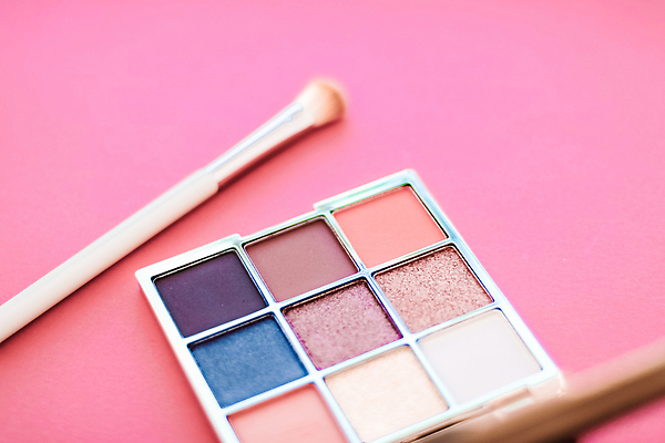 포토 JPG 해외이미지 사람없음 화장품 화려 팔레트 오브젝트 눈화장 아이섀도 메이크업브러쉬 섀도우팔레트 분홍색배경 해외포토 분홍색 백그라운드 컨셉 화장 뷰티 붓 파일형식