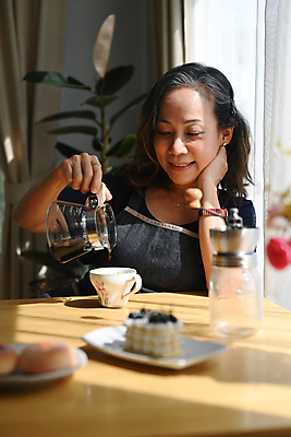 포토 JPG 해외이미지 그릇 여자 노년 할머니 화초 커피 주전자 한명 앉기 상반신 취미 앞모습 케이크 기쁨 커튼 붓기 도넛 커피잔 손목시계 그라인더 노인여자한명만 해외202309 해외포토 식물 1 식기 감정 음료 뷰포인트 시계 장신구 모션 주방용품 디저트 잔 사람 성인 커피용품 여자한명만 노인여자만 파일형식