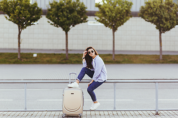 포토 JPG 해외이미지 전신 라이프스타일 여자 여행 교통시설 청소년 휴가 거리 한명 미소 웃음 사람 앉기 성인 야외 가로 캐주얼 여름 컬러풀 선글라스 걷기 여행가방 짐 비즈니스우먼 기다림 스페인 당기기 역 공항 미녀 출장 택시 승객 여자만 여자한명만 성인여자한명만 성인만 해외202309 해외포토 1 옷 계절 유럽 안경 컬러 교통 가방 비즈니스 모션 승용차 자동차 표정 생활 직장인 미인 시설 성인여자만 파일형식