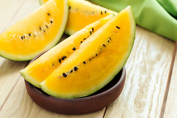 포토 JPG 해외이미지 조각 단면 사람없음 노란색 슬라이스 수박씨 나무그릇 블랙망고수박 해외202309 해외포토 그릇 컬러 수박 씨앗 목재 파일형식