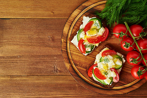 포토 JPG 해외이미지 조각 방울토마토 단면 오이 사람없음 신선 로즈메리 나무도마 나무배경 오픈샌드위치 해외202309 해외포토 백그라운드 토마토 채소 도마 샌드위치 목재 허브 파일형식