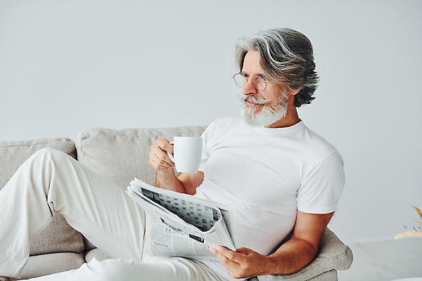 포토 JPG 해외이미지 백인 할아버지 노년 남자 여유 휴식 수염 실내 한명 들기 상반신 옆모습 실버라이프 소파 눕기 독서 머그컵 신문 노인남자한명만 안경낌 해외202309 해외포토 서양인 1 라이프스타일 감정 안경 뷰포인트 컨셉 의자 모션 사람 성인 내부 간행물 컵 뉴스 남자한명만 노인남자만 파일형식