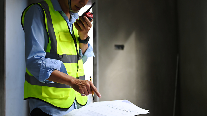 포토 JPG 해외이미지 남자 건축 한명 들기 상반신 성인 펜 건설현장 건축가 문서 무전기 소통 안전조끼 성인남자한명만 해외202309 해외포토 직업 1 컨셉 모션 무선통신 건설업 사람 필기구 남자한명만 성인남자만 파일형식