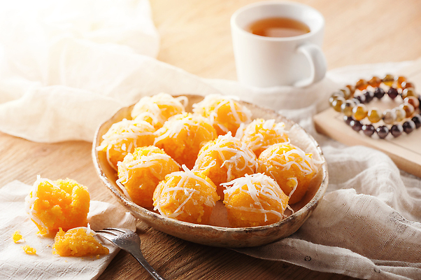 포토 JPG 해외이미지 전통 아시아 음식 태국 디저트 손바닥 요리 사람없음 노란색 케이크 달콤 맛 설탕 먹기 부드러움 코코넛 솜털 길거리음식 단절 스펀지케이크 해외202309 해외포토 손 나라 컬러 컨셉 과일 모션 감각 파일형식