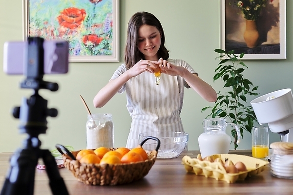포토 JPG 해외이미지 여자 행복 음식 오렌지 청소년 탁자 실내 요리 한명 들기 상반신 앞모습 10대 스마트폰 주방 촬영 준비 보여주기 동영상 여자한명만 십대여자한명만 크리에이터 1인미디어 인플루언서 쿡방 해외202309 해외포토 직업 1 감정 뷰포인트 가구 과일 모션 사람 내부 핸드폰 스마트기기 방송 합성어 여자만 십대여자만 파일형식 유명인