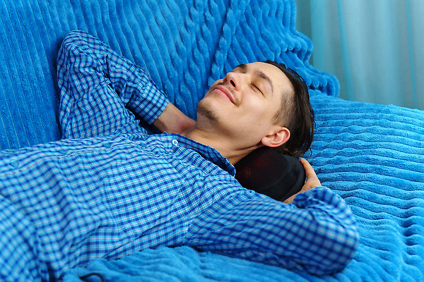 포토 JPG 해외이미지 신체 베개 휴식 스트레스 주택 건강 피곤 한명 치료 약 머리 스파 장비 마사지 진동 척추 난방 목 테라피 돌봄 물리치료 복원 안락 해외202309 해외포토 1 컨셉 의학 침구 모션 뼈 사람 건물 신체부위 뷰티 파일형식