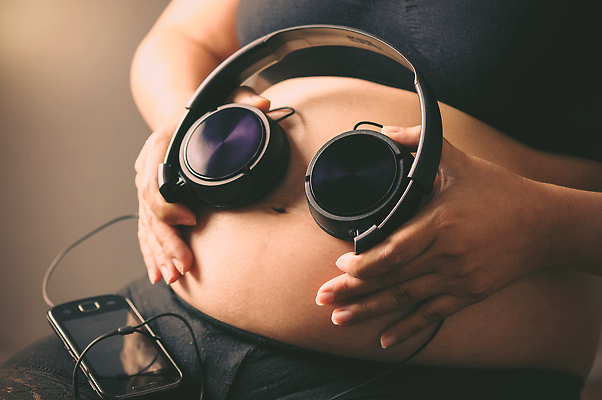 포토 JPG 해외이미지 여자 행복 어린이 음악 컨셉 노래 가족 포옹 엄마 휴식 설계 건강 사랑 사람 성인 사람없음 헤드폰 침묵 임신 듣기 터치 성장 아기 출산 기다림 예측 즐거움 태아 돌봄 해외202309 해외포토 감정 음향기기 관계 안기 모션 문화예술 소리 파일형식