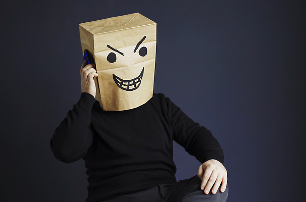 포토 JPG 해외이미지 남자 얼굴 표정 한명 들기 상반신 성인 앞모습 스마트폰 종이봉투 가림 통화 나쁜 사기꾼 성인남자한명만 해외202309 해외포토 1 뷰포인트 모션 봉투 사람 신체부위 핸드폰 스마트기기 남자한명만 성인남자만 파일형식