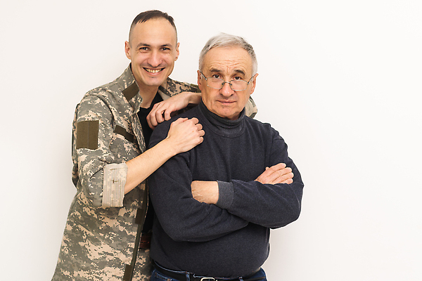 포토 JPG 해외이미지 할아버지 노년 남자 행복 안경 유니폼 패턴 가족 함께함 상반신 성인 두명 앞모습 팔짱 기댐 군인 남자만 어깨에손 해외202309 해외포토 직업 잡화 옷 감정 뷰포인트 컨셉 무늬 관계 모션 사람 국군 파일형식