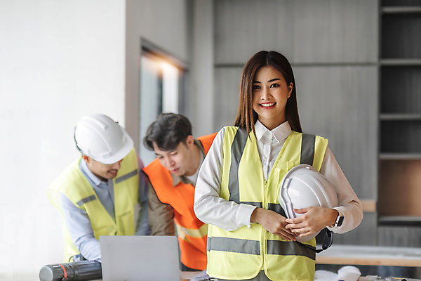 포토 JPG 해외이미지 여자 남자 회의 설계 실내 들기 손짓 상반신 성인 앞모습 세명 노트북 설계도 소프트포커스 안전모 책상 안전조끼 성인만 해외202309 해외포토 뷰포인트 가구 컨셉 비즈니스 모션 건설업 촬영기법 사람 내부 전자제품 헬멧 안전장비 파일형식