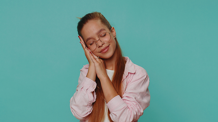 포토 JPG 해외이미지 학생 여자 감정 얼굴 어린이 베개 아침 휴식 스트레스 실내 피곤 한명 사람 성인 10대 평화 귀여움 꿈 슬픔 표현 잠 입 좌절 야간 편안함 지루함 파란배경 하품 업무과다 문제 거짓말 불면증 카피스페이스 해외202309 해외포토 주간 자연요소 1 백그라운드 컨셉 침구 청소년 내부 신체부위 파란색 공백 업무 감각 질병 생리현상 파일형식