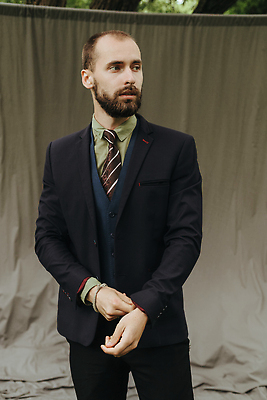 포토 JPG 해외이미지 스튜디오촬영 모델 헤어스타일 외관 옷 남자 와이셔츠 바지 회색배경 넥타이 수염 실내 한명 서기 정장 갈색 유행 직물 자신감 클래식 우아함 검은머리 개성 히스패닉 조절 고립 성격 정중 스타일 해외202309 해외포토 1 잡화 감정 컬러 백그라운드 컨셉 셔츠 모션 하의 사람 내부 회색 파일형식