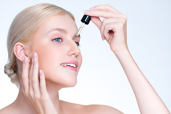 포토 JPG 해외이미지 응시 여자 한명 상반신 성인 옆모습 뷰티 바르기 앰플 성인여자한명만 해외202309 해외포토 1 시선 뷰포인트 모션 사람 여자한명만 성인여자만 파일형식