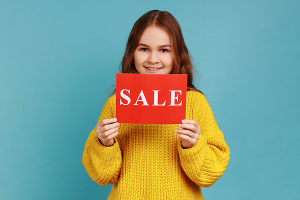 포토 JPG 해외이미지 알파벳 여자 어린이 한명 들기 상반신 앞모습 파란색 세일 팻말 절약 소녀한명만 해외202309 해외포토 1 영어 뷰포인트 컬러 컨셉 모션 프레임 사람 여자한명만 소녀만 파일형식